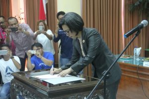 Bupati Bolmong Saat Menandatangi Berita Acara Pelantikan TP-PKK.(Foto-Diskominfo) Bupati Bolmong Saat Menandatangi Berita Acara Pelantikan TP-PKK.(Foto-Diskominfo)