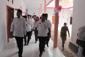 Bupati bersama para undangan meninjau langsung ruangan Puskesmas Rawat Inap Adow Bupati bersama para undangan meninjau langsung ruangan Puskesmas Rawat Inap Adow