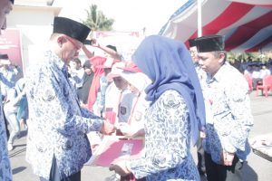 Penyerahan Kartu Identitas Anak Kepada Siswa-Siswi SDN Tabilaa