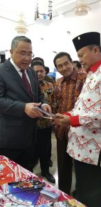 Bupati Bolsel Hi Herson Mayulu S IP memaparkan potensi desa di Bolsel kepada Menteri Desa Pembangunan Daerah Tertinggal, dan Transmigrasi Eko Putro Sandjojo