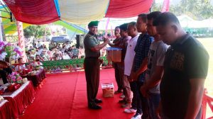 Dandim 1303 Bolmong Letkol Inf Sigit Dwi Cahyono Serahkan Bantuan Kepada Warga Dandim 1303 Bolmong Letkol Inf Sigit Dwi Cahyono Serahkan Bantuan Kepada Warga