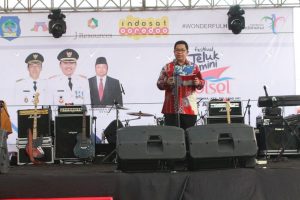 Kepala Dinas Pariwisata dan Kebudayaan Sulut Daniel Mewengkang saat menyampaikan sambutan Gubernur Sulut pada acara Festival Teluk Tomini Bolsel 2018
