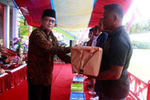 Ketua DPRD Bolsel Hi Abdi Van Gobel Serahkan Bantuan Kepada Warga Pada Pembukaan Kegiatan TMMD Ke 101 di Bolsel