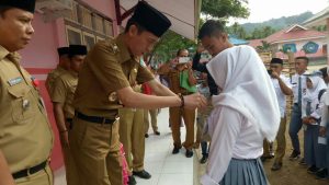 Penyematan Kartu Peserta Ujian Oleh Wakil Bupati Bolsel Iskandar Kamaru S Pt