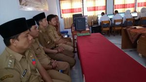 Wabup Iskandar Kamaru S Pt didampingi Kepala Dinas Pendidikan, Camat Posigadan, Tim Monitoring dari Dinas Pendidikan Daerah Provinsi Sulut, dan Kepala SMK Negeri Posigadan Wabup Iskandar Kamaru S Pt didampingi Kepala Dinas Pendidikan, Camat Posigadan, Tim Monitoring dari Dinas Pendidikan Daerah Provinsi Sulut, dan Kepala SMK Negeri Posigadan