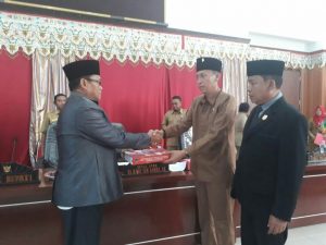 Wakil Bupati Bolsel Iskandar Kamaru S Pt menyerahkan Ringkasan Laporan Keterangan Pertanggung Jawaban Kepala Daerah Tahun Anggaran 2017 Kepada Ketua DPRD Bolsel Hi Abdi Van Gobel SE