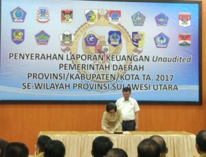 foto 3 Bupati Saat Melakukan Penandatanganan Berita Acara Penyerahan LKPD tahun 2017.(foto Diskominfo)