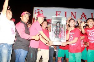 Wabup Iskandar Kamaru serahkan Trophy Bergilit Open Turnamen Bupati Cup kepada Tim Juara Bandang Kombot FC (1)