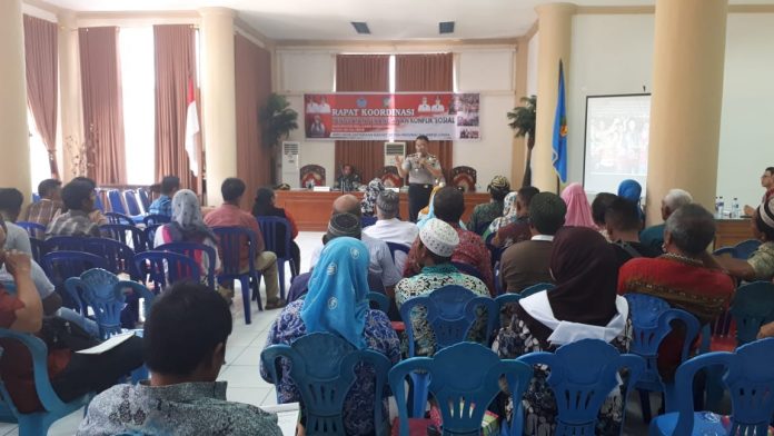 Caption Foto RAKOR: Kasubag Kerawanan Sosial dan Dampak Bencana Biro Kesra SetdaProv Sulut Markus Sompotan (pertama kiri kemeja merah) lakukan rapat koordinasi (Rakor) penguatan penanganan konfilik sosial, bersama tokoh agama, masyarakat, dan badan Kesbangpol, di kantor bupati lantai dua, Kecamatan Lolak, Kabupaten Bolmong, Kamis (26/7), kemarin.