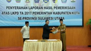 Pemkab Bolsel Saat Menerima Penghargaan dari BPK RI Perwakilan Provinsi Sulut diwakili Wabup Iskandar Kamaru S Pt dan Ketua DPRD Hi Abdi Van Gobel SE