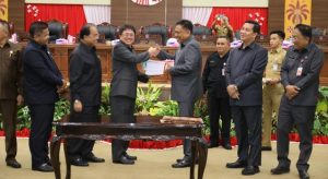 Paripurna-APBD-2019-1-serahkan-buku Paripurna-APBD-2019-1-serahkan-buku