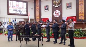 Paripurna-APBD-2019-7-serahkan-buku Paripurna-APBD-2019-7-serahkan-buku