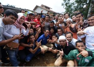 Foto dok. Kamis, 2018/11/29, Calon wakil presiden nomor urut 02, Sandiaga Uno foto bersama dengan para hadirin yang ada Foto dok. Kamis, 2018/11/29, Calon wakil presiden nomor urut 02, Sandiaga Uno foto bersama dengan para hadirin yang ada