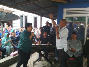 Deddy Dolot berduet menyanyi dengan Amalia Landjar Deddy Dolot berduet menyanyi dengan Amalia Landjar