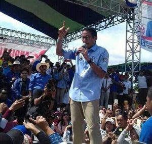 Cawapres Sandiaga Uno saat berkampanye di Lapangan Mogolaing
