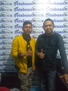 SVT bersama pimpinan redaksi Totabuan News saat dikantor redaksi Totabuan News