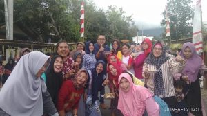 Emak emak desa moonopw berfoto dengan pengunjung hari ketupat