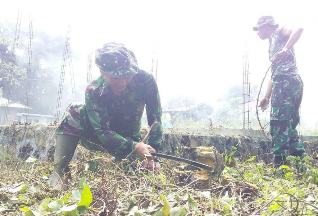 Bersihkan Lingkungan Disekitar Lokasi Tmmd Pelda Stief Ajak Rekan