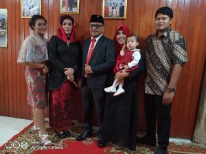 Adrianus Mokoginta dan keluarga