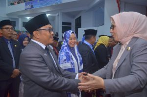 Begie Gobel mendapat ucapan selamat dari wali kota Ir Hj Tatonmg Bara Begie Gobel mendapat ucapan selamat dari wali kota Ir Hj Tatonmg Bara