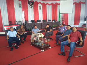 beberapa legislator kotamobagu sedang duduk santai di ruang paripurna beberapa legislator kotamobagu sedang duduk santai di ruang paripurna