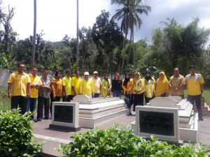 Pegurus DPD II Partai Golkar Kotamobagu berziarah ke makam tokoh partai golkar Bolmong Raya Senin (21/10)