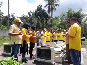 Pegurus DPD II Partai Golkar Kotamobagu berziarah ke makam tokoh partai golkar Bolmong Raya Senin (21/10)