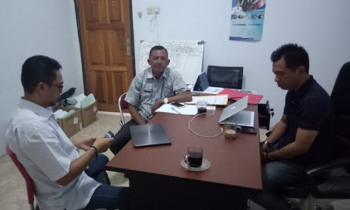 Kepala Diskominfo Kotamobagu, Ahmad Yani Umar, bersama Kabid SIKP, Fahri Damopolii, saat menerima Sekertaris Diskominfo Boltim, Udel Simbala, Jumat, (25/10/2019).