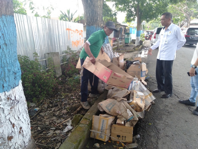 umpukan sampah di jalan S. Parman Kotamobagu, membuat Kapela DLH geram dan memerintahkan untuk membersihkannya, Kamis, (17/11/2019), (foto: TNews/Neno Karlina).