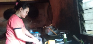 Jelita saat mengolah mie daging, (foto: TNews/Neno Karlina)