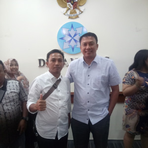 Wartawan Totabuan News Biro Touna Dales Lantapon (kiri) bersama  Anggota Dewan pers Agung Dharmajaya (kanan) saat berada di kantor dewan pers jakarta