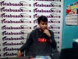 Isal Gorapu saat berada di kantor redaksi Totabuan News