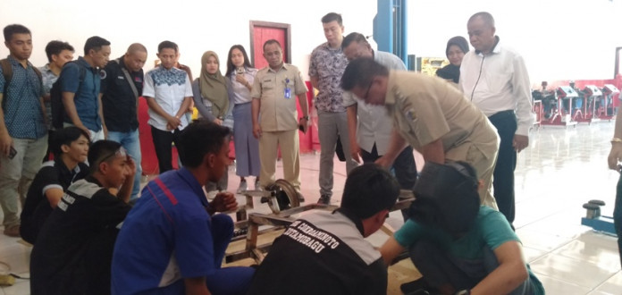 Wawali Kotamobagu, Nayodo Kurniawan saat melihat mobil listrik yang sedang dikembangkan di SMK Cokroaminoto, Senin, (04/11/2019), (Foto: TNews/Neno Karlina).