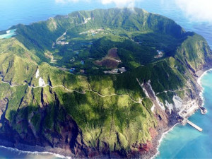 Pulau-Aogashima-Jepang-yang-Merupakan-Pulau-Kawah-Gunung-Berapi