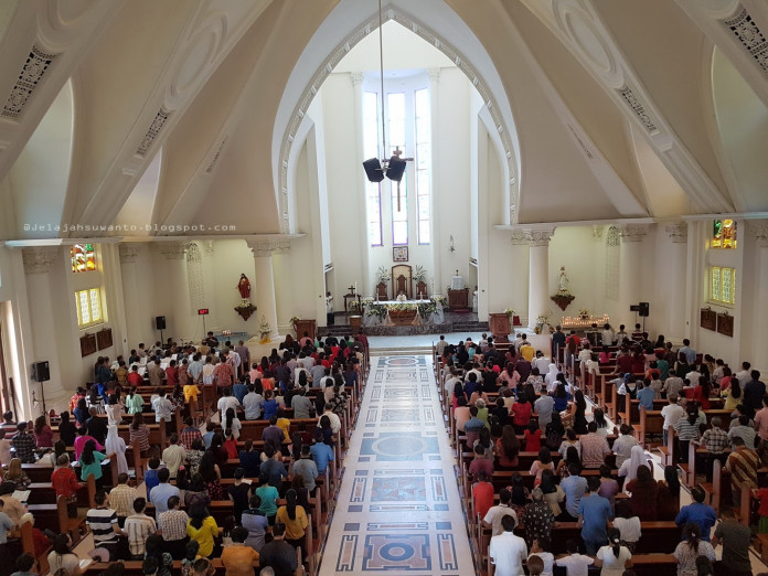 Kemegahan Objek Wisata Religi Gereja Katolik Katedral Manado