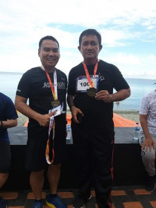 Bupati Touna saat menyerakan hadiah kepada paran pemenang