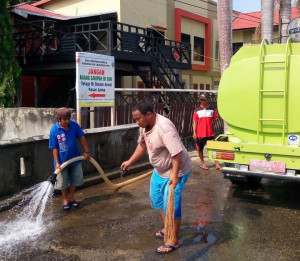 Bagian persampahan dinas PKPLH ketika membersihkan lokasi pembuangan sampah
