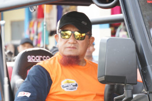 Bupati Touna saat mengendarai salah satu mobil offroad