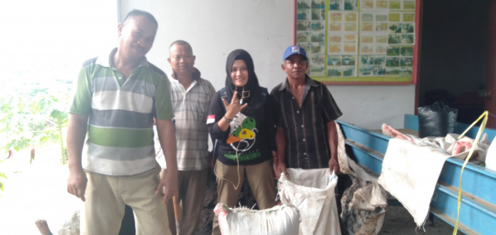 Beberapa petugas pengomposan DLH Bonawang Kotamobagu, saat finishing proses pembuatan pupuk kompos, (foto: TNews/Neno Karlina)