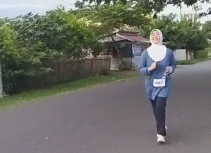 Kadis Keuangan Hj Sovianur Kure saat mengikuti kegiatan Fun Run0-27-46-27