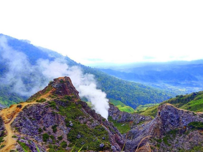 Keindahan Dari Atas Gunung Ambang