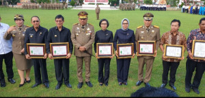Wali Kota bersama ketujuh kepala daerah penerima penghargaan serupa, (Foto: Istimewa).