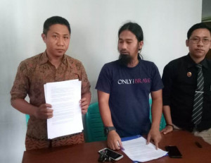 Keluarga SW dan sekretaris partai serta kuasa hukum saat gelar kompresi pers