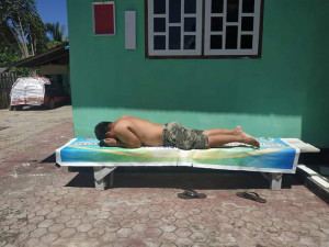 Foto : Salah satu warga kotamobagu saat berjemur di pagi hari. Konon katanya hal ini bisa membunuh virus corona (Foto diambil dari akun facebook Dadang Dj) Foto : Salah satu warga kotamobagu saat berjemur di pagi hari. Konon katanya hal ini bisa membunuh virus corona (Foto diambil dari akun facebook Dadang Dj)