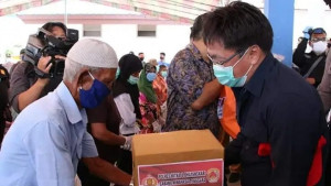 Ketua DPRD Sulut saat membagikan sembako