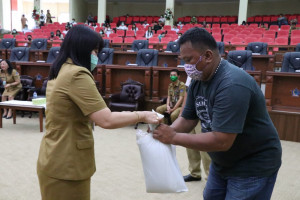 Pembagian APD oleh sekretaris Dewan