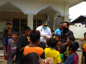 Pembagian Masker oleh Amir Liputo