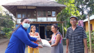 Pembagian sembako oleh Nety Pantouw