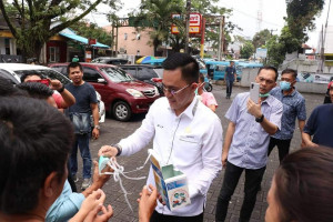 Pembagian masker oleh Melky Pangemanan