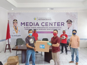 Tim Rocky Wowor saat membagikan APD di Kotamobagu